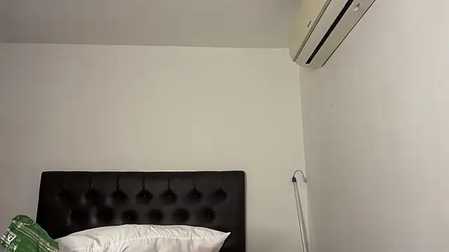 Snapshot of CamCrestXXX chatting on 01.29.25 CamCrestXXX online show from 01.29.25