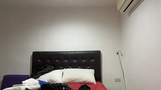 Snapshot of CamCrestXXX chatting on 02.05.25 CamCrestXXX online show from 02.05.25