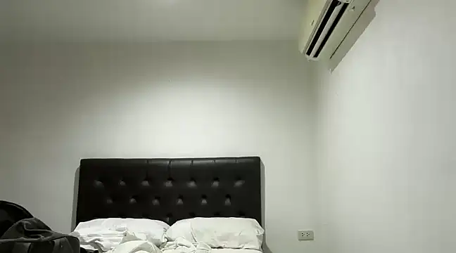 Snapshot of CamCrestXXX chatting on 03.22.25 CamCrestXXX online show from 03.22.25