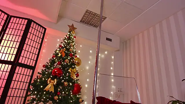 girl nextd00r online show from 12.14.24