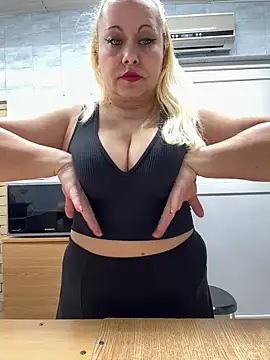 Snapshot of SabinaSweety chatting on 03.05.25 SabinaSweety online show from 03.05.25