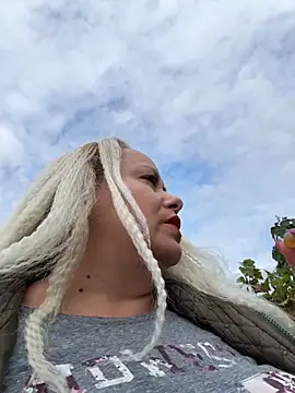 Snapshot of SabinaSweety chatting on 10.14.25 SabinaSweety online show from 10.14.25