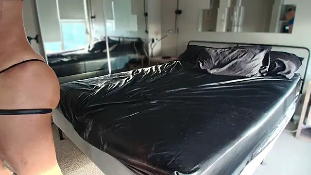 MikyFoxx online show from 12.17.25