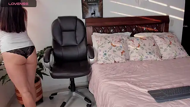 Snapshot of Ariella_tits chatting on 01.19.25 Ariella tits online show from 01.19.25