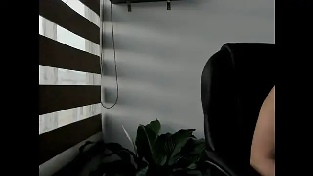 Snapshot of Ariella_tits chatting on 02.06.25 Ariella tits online show from 02.06.25