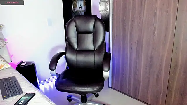 Snapshot of Ariella_tits chatting on 09.11.25 Ariella tits online show from 09.11.25