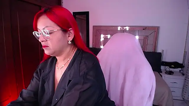 Snapshot of salomecastro_ chatting on 10.13.25 salomecastro online show from 10.13.25