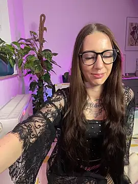 Snapshot of Trixie-Tainted chatting on 01.12.25 Trixie-Tainted online show from 01.12.25