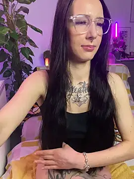 Snapshot of Trixie-Tainted chatting on 02.06.25 Trixie-Tainted online show from 02.06.25