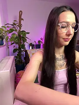 Snapshot of Trixie-Tainted chatting on 02.14.25 Trixie-Tainted online show from 02.14.25