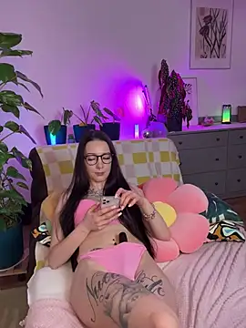 Snapshot of Trixie-Tainted chatting on 03.05.25 Trixie-Tainted online show from 03.05.25