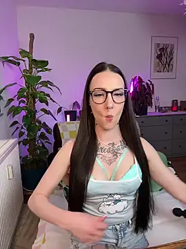 Snapshot of Trixie-Tainted chatting on 03.12.25 Trixie-Tainted online show from 03.12.25