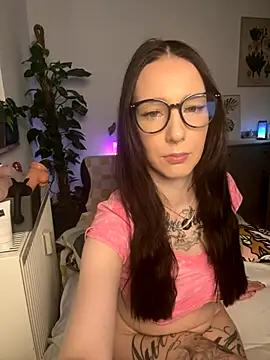 Snapshot of Trixie-Tainted chatting on 09.19.25 Trixie-Tainted online show from 09.19.25