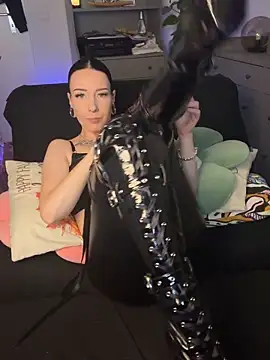 Snapshot of Trixie-Tainted chatting on 10.27.25 Trixie-Tainted online show from 10.27.25