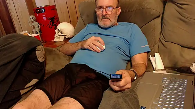 Snapshot of snickers1 chatting on 10.15.25 snickers1 online show from 10.15.25