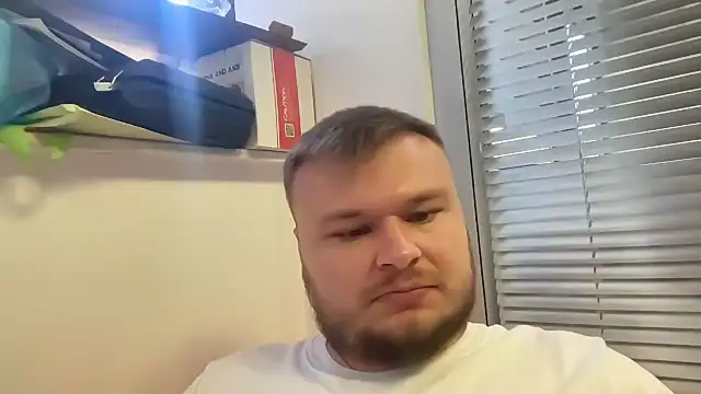 Snapshot of fmodel chatting on 09.18.25 fmodel online show from 09.18.25