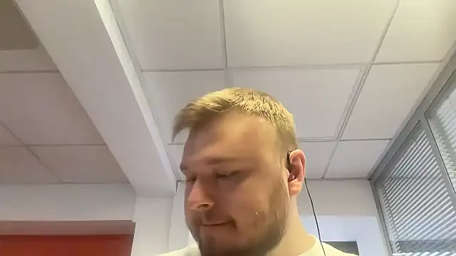 Snapshot of fmodel chatting on 11.03.25 fmodel online show from 11.03.25