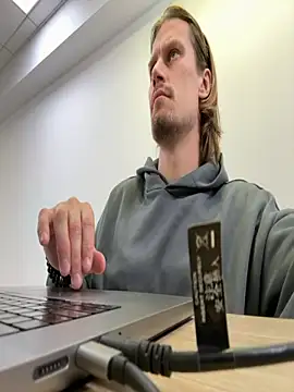 Snapshot of fmodel chatting on 11.25.25 fmodel online show from 11.25.25