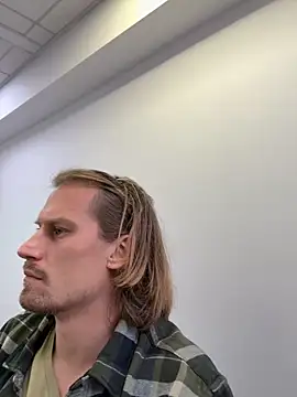 Snapshot of fmodel chatting on 11.26.25 fmodel online show from 11.26.25