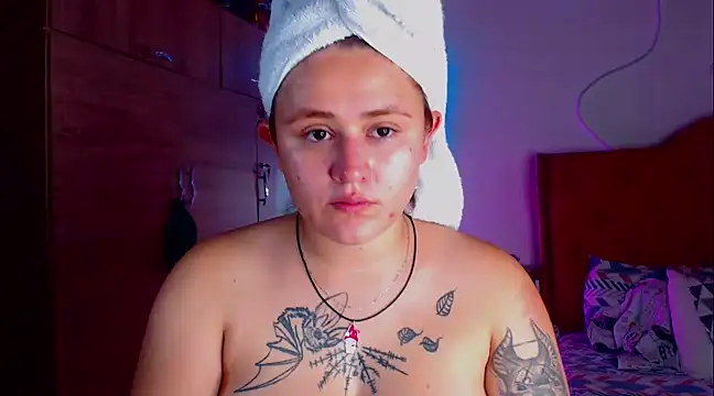 Snapshot of laurabeck chatting on 12.10.24 laurabeck online show from 12.10.24