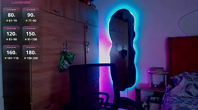 Snapshot of laurabeck chatting on 12.12.24 laurabeck online show from 12.12.24