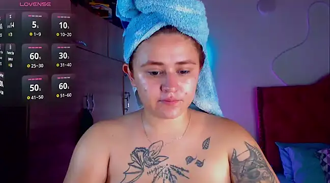 Snapshot of laurabeck chatting on 12.23.24 laurabeck online show from 12.23.24