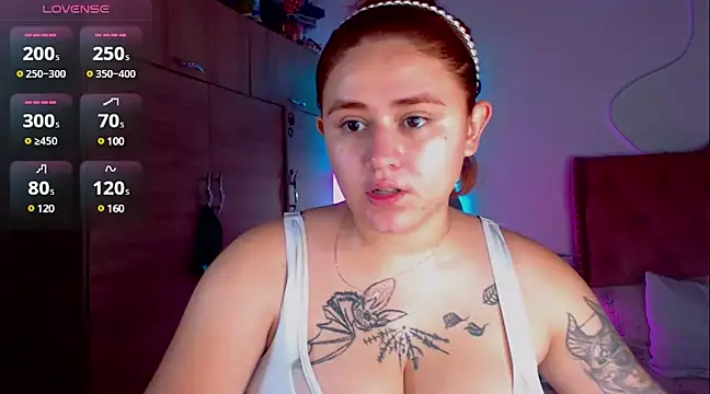 Snapshot of laurabeck chatting on 01.09.25 laurabeck online show from 01.09.25