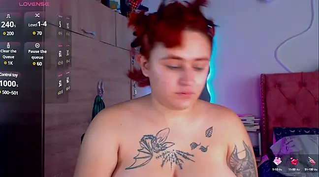 Snapshot of laurabeck chatting on 01.10.25 laurabeck online show from 01.10.25