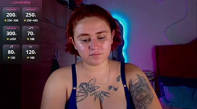 Snapshot of laurabeck chatting on 01.12.25 laurabeck online show from 01.12.25