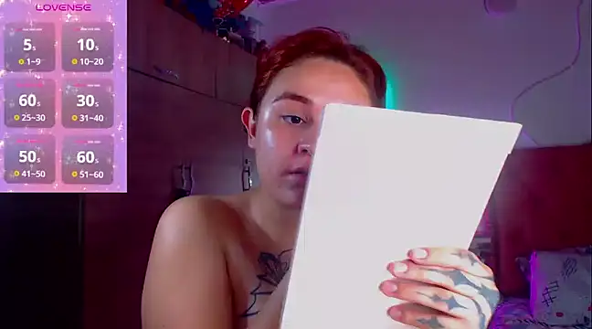 Snapshot of laurabeck chatting on 02.01.25 laurabeck online show from 02.01.25