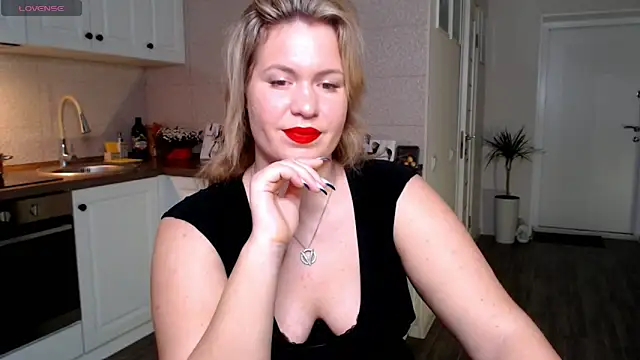 Snapshot of HotTiffani chatting on 01.29.25 HotTiffani online show from 01.29.25