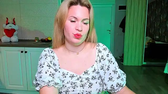 HotTiffani online show from 11.08.25