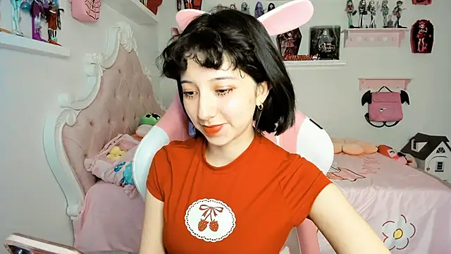 Snapshot of cherrycute chatting on 11.29.25 cherrycute online show from 11.29.25