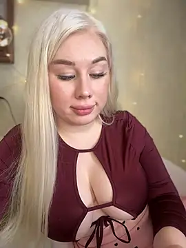 Snapshot of LaraHollywood chatting on 01.27.25 LaraHollywood online show from 01.27.25