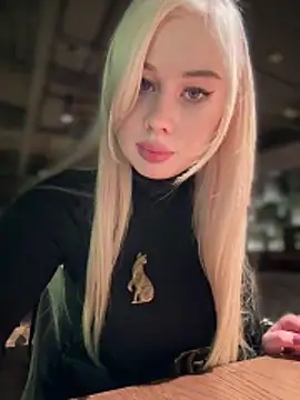 LaraHollywood online show from 11.12.25