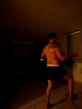 Snapshot of tropikboy chatting on 11.05.25 tropikboy online show from 11.05.25