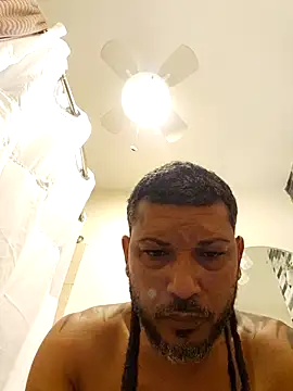 Snapshot of tropikboy chatting on 11.10.25 tropikboy online show from 11.10.25