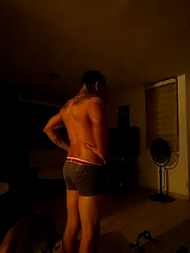 Snapshot of tropikboy chatting on 11.13.25 tropikboy online show from 11.13.25