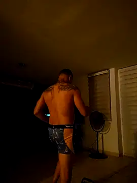 Snapshot of tropikboy chatting on 11.24.25 tropikboy online show from 11.24.25