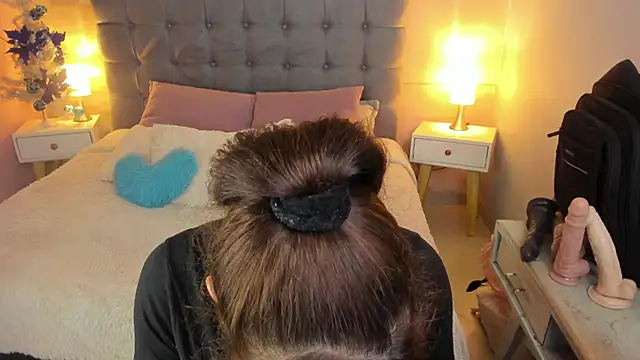  Abril W online show from 11.27.25