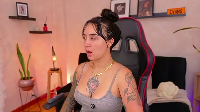 Snapshot of EmmyEvans1 chatting on 02.12.26 EmmyEvans1 online show from 02.12.26