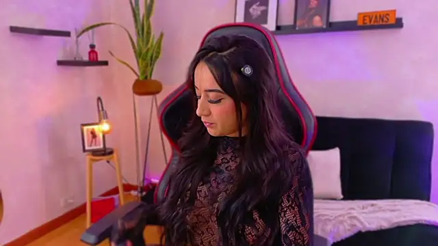 Snapshot of EmmyEvans1 chatting on 02.18.26 EmmyEvans1 online show from 02.18.26