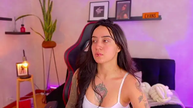 Snapshot of EmmyEvans1 chatting on 02.21.26 EmmyEvans1 online show from 02.21.26