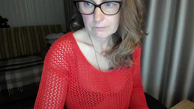 Snapshot of lauraoven chatting on 04.27.26 lauraoven online show from 04.27.26