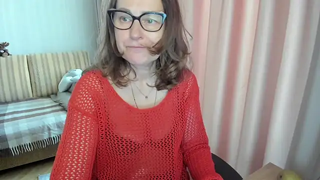 Snapshot of lauraoven chatting on 05.02.26 lauraoven online show from 05.02.26