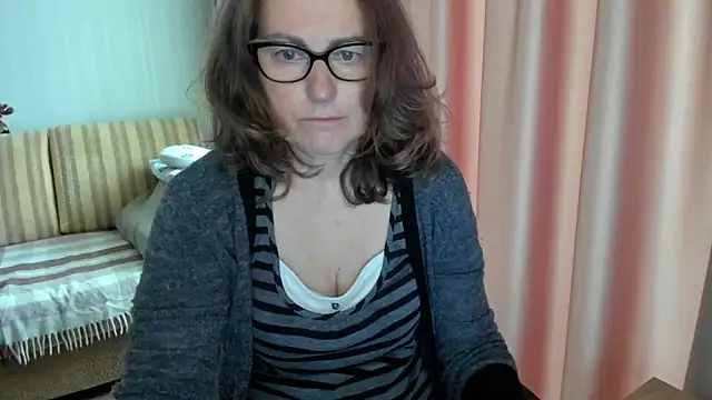 Snapshot of lauraoven chatting on 05.12.26 lauraoven online show from 05.12.26