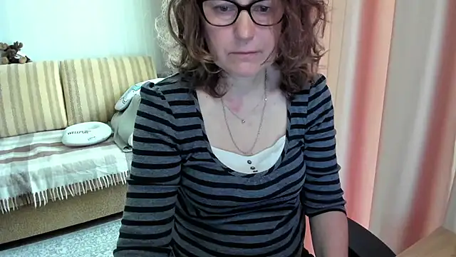 Snapshot of lauraoven chatting on 05.27.26 lauraoven online show from 05.27.26