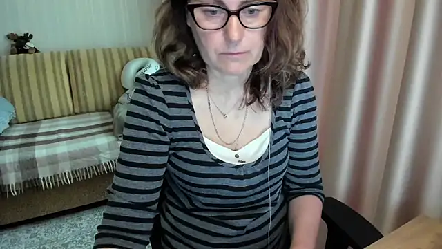 Snapshot of lauraoven chatting on 05.29.26 lauraoven online show from 05.29.26