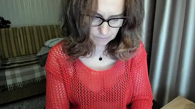 Snapshot of lauraoven chatting on 05.31.26 lauraoven online show from 05.31.26