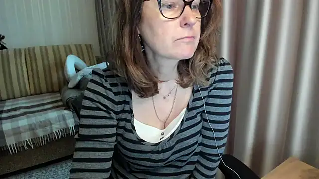 Snapshot of lauraoven chatting on 06.03.26 lauraoven online show from 06.03.26